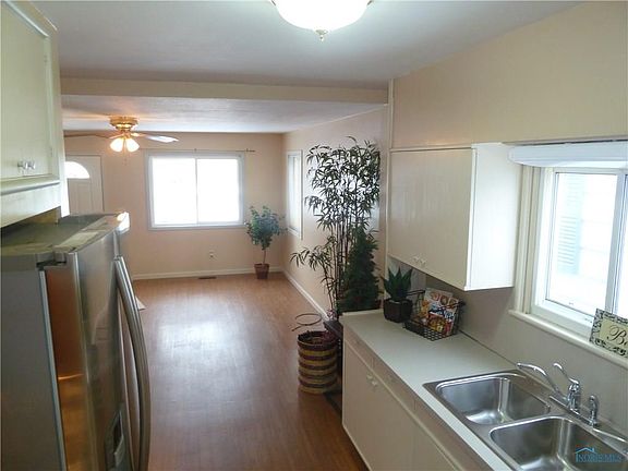 5th image of 506 W Broadway St