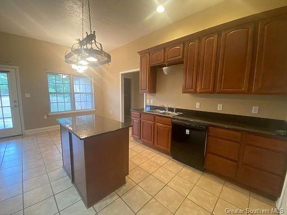 3rd image of 105 Antler Cir