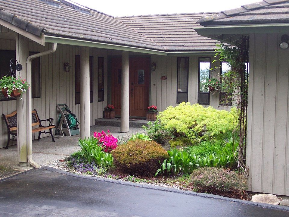 Entry Courtyard, since repainted