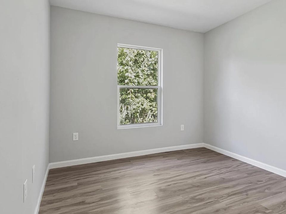 2nd image of 3113 E 2nd Plz