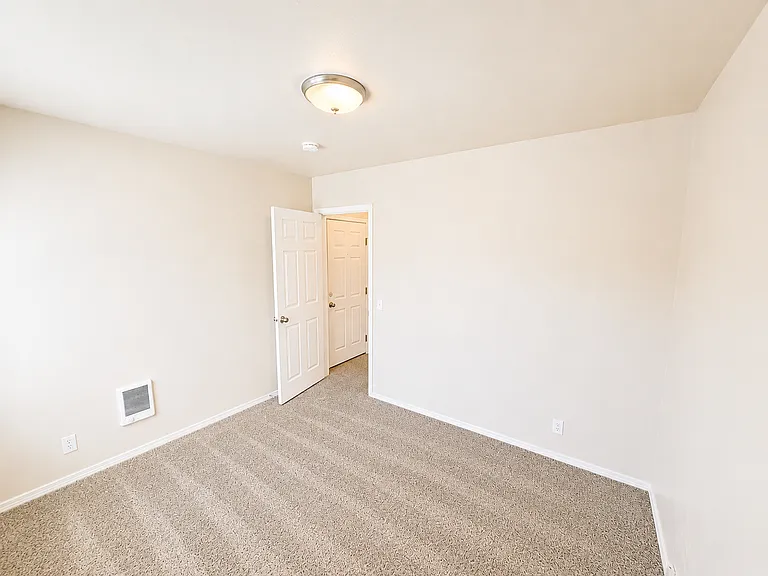 Town Manor Apartments — Photo 15