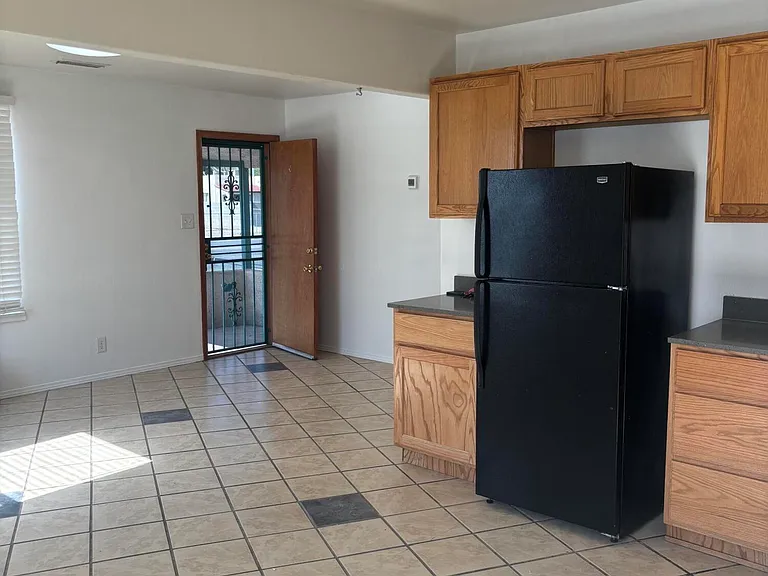 615 Candelaria Rd NW — Photo 5