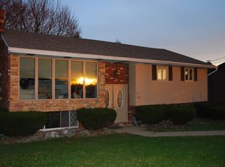 42 Meadowcrest Dr, Cecil, PA 15321