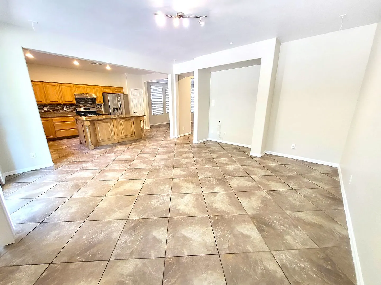 3 bed, 2.5 bath, 2665 sqft, $2,450 — Photo 4