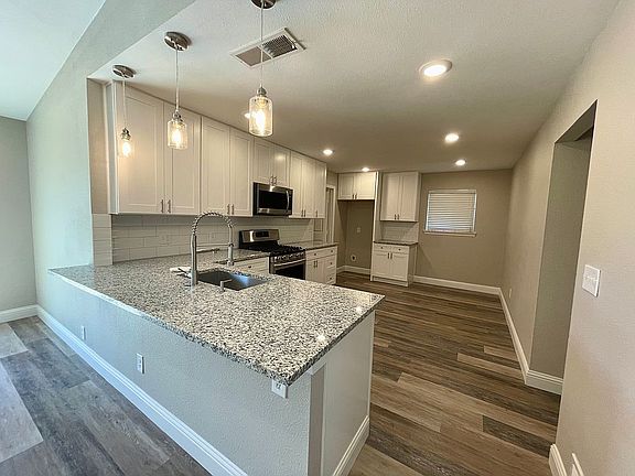 4th image of 2708 Royal Oaks Dr