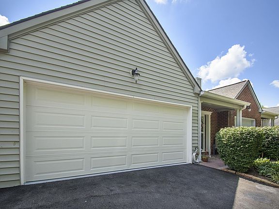 2nd image of 370 Pin Oak Dr