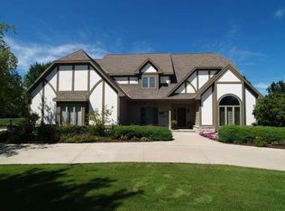 8818 W Daventry Rd, Mequon, WI 53097