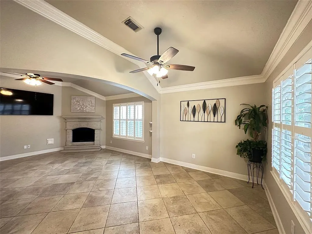3 bed, 2.0 bath, 1589 sqft, $2,500 — Photo 3