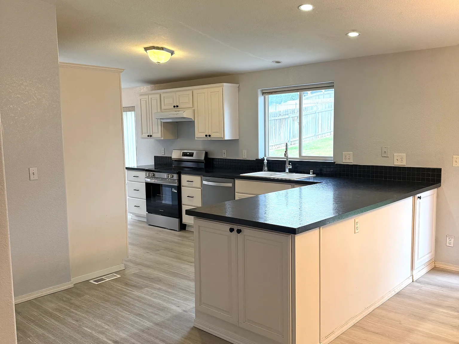 3 bed, 1456 sqft, $2,195 — Photo 4