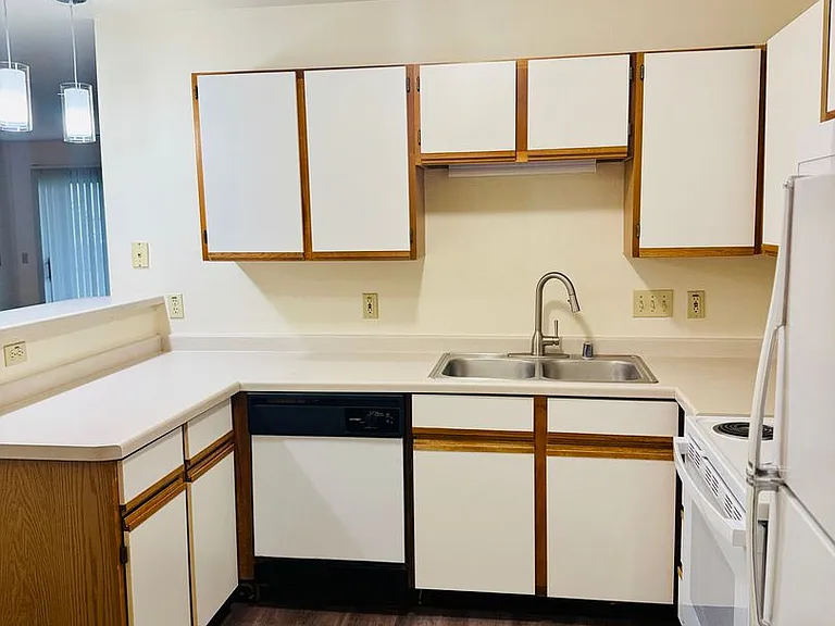 Stone Creek Apartments — Photo 16