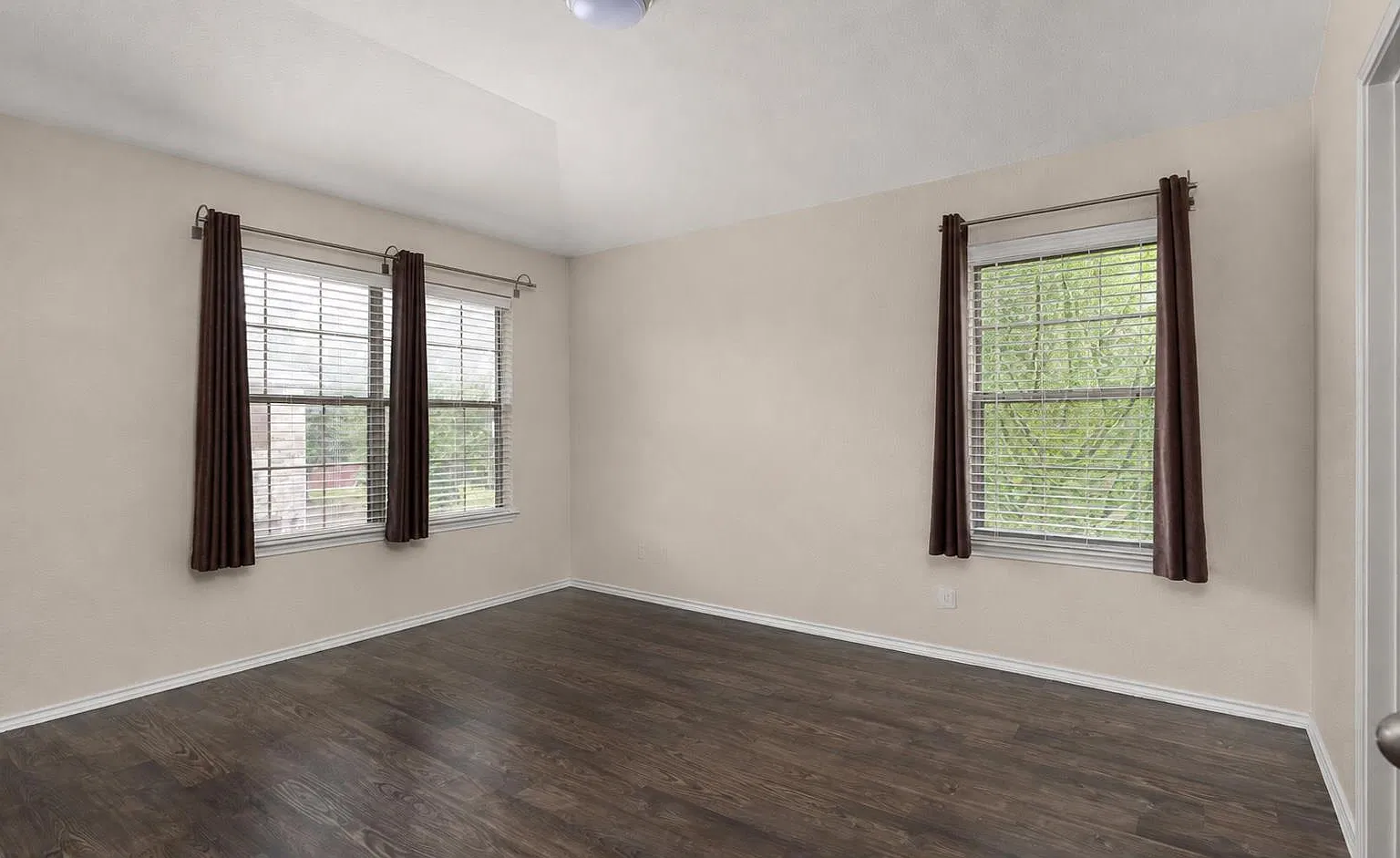 2 bed, 1.5 bath, 1090 sqft, $1,700 — Photo 2