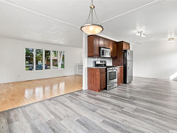4th image of 4059 Elphinstone STREET