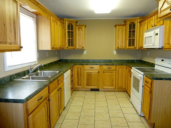 KITCHEN W/HICKORY CABS