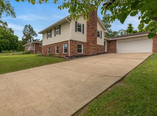 5113 Lynnwood Dr, Cross Lanes, WV 25313