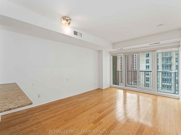 5th image of 234 Rideau St #1210