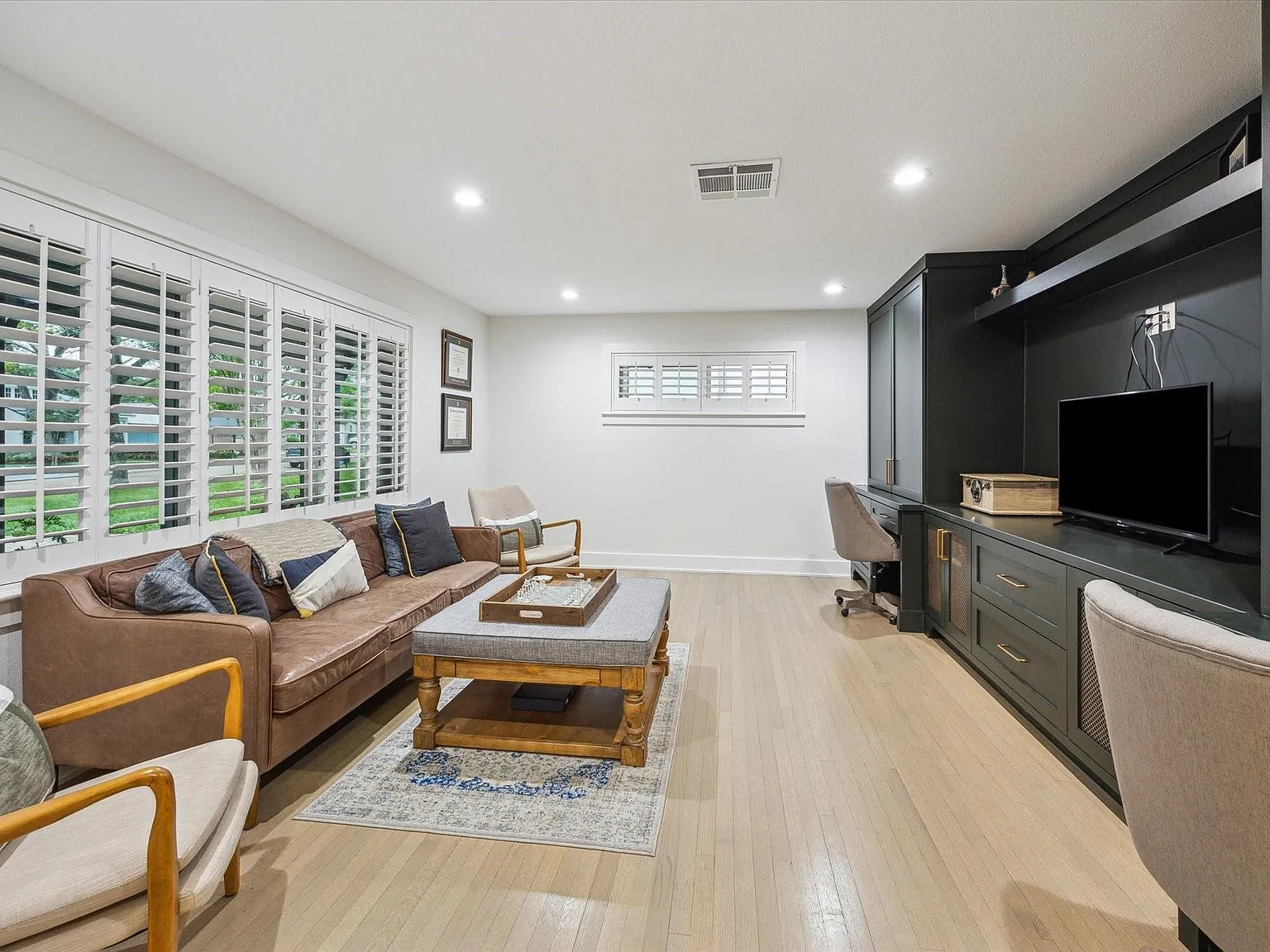 4 bed, 2.5 bath, 2649 sqft, $5,200 — Photo 3