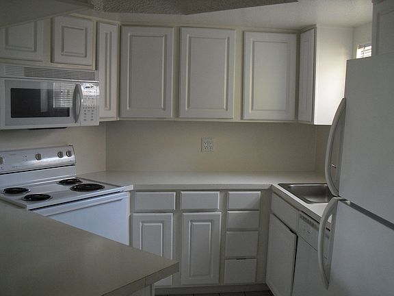 3rd image of 8215 Lake Dr #407