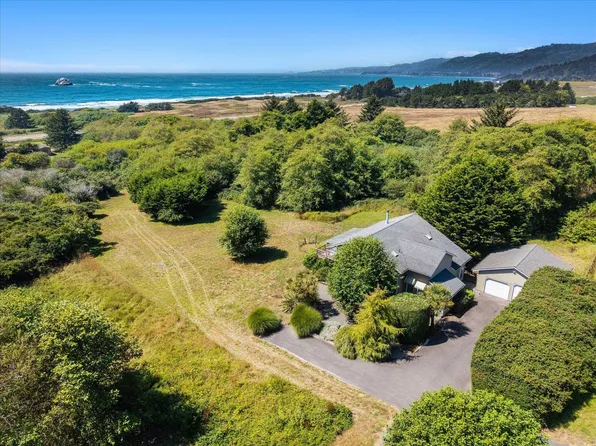 14590 Ocean View Dr, Smith River, CA 95567