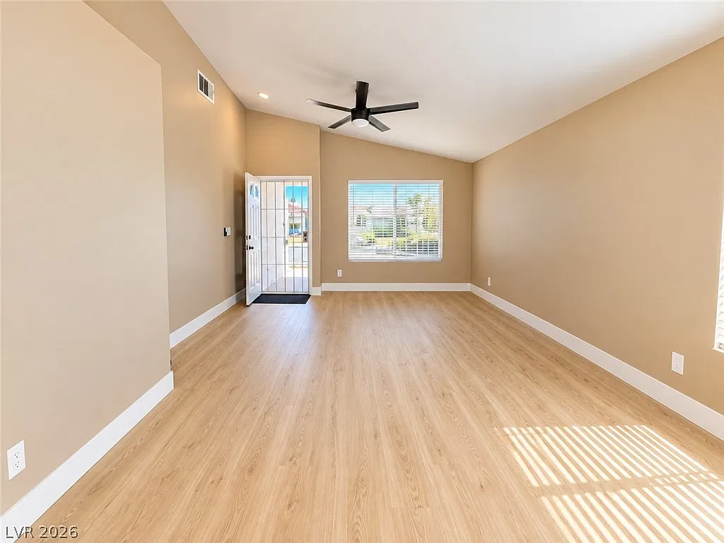 3 bed, 2.0 bath, 1317 sqft, $2,095 — Photo 2