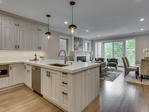 3rd image of 1542 N Hudson Ave #2R