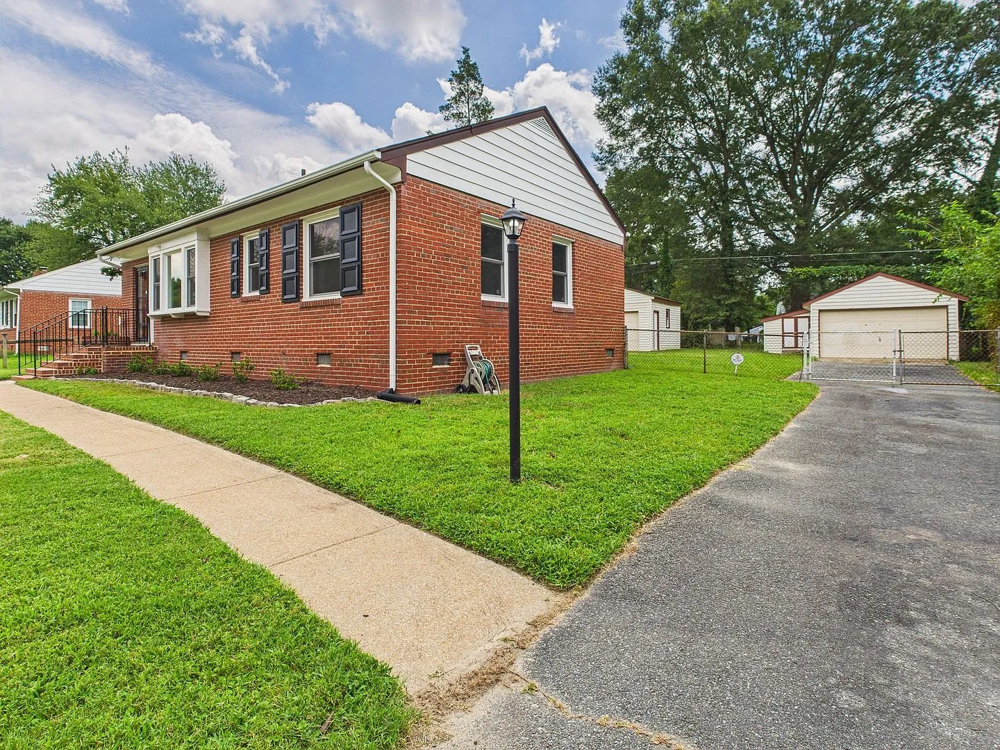 3 bed, 1.0 bath, 936 sqft, $2,050 — Photo 4