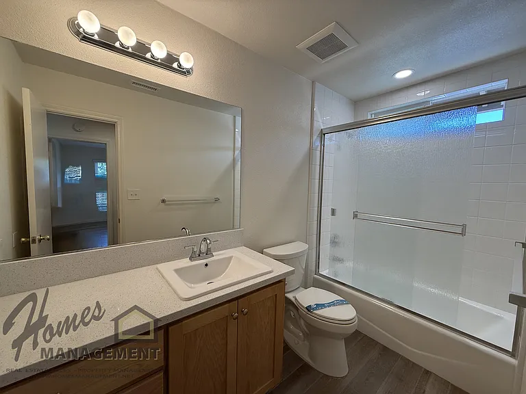 787-789 N Alda Dr — Photo 7