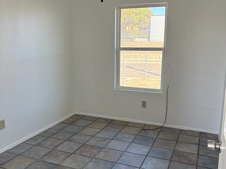 2423 Lester Ave #2 — Photo 7