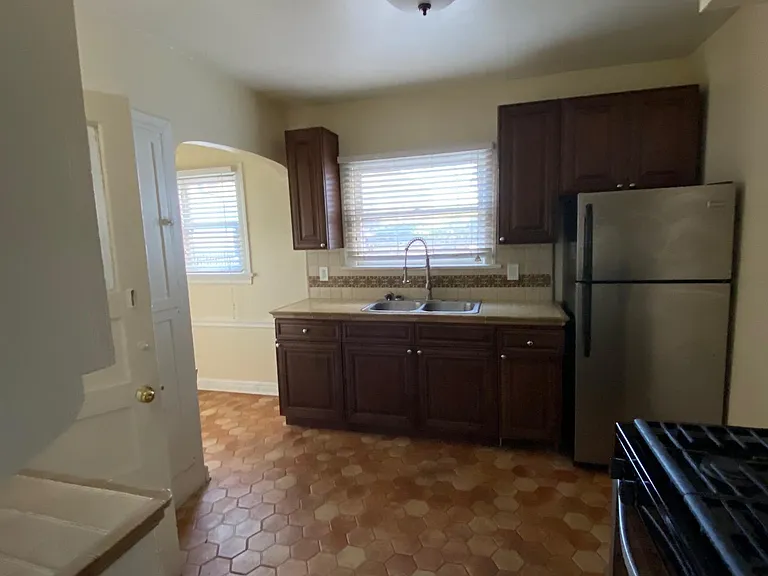 1173 S Norton Ave — Photo 6