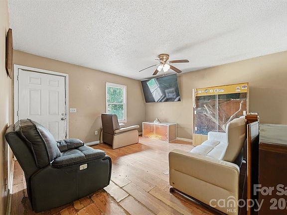 3rd image of 1006 Perkins Pl