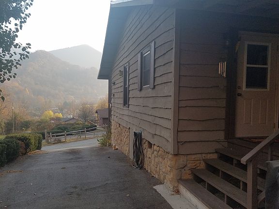 4th image of 21 Crystalwood Ln