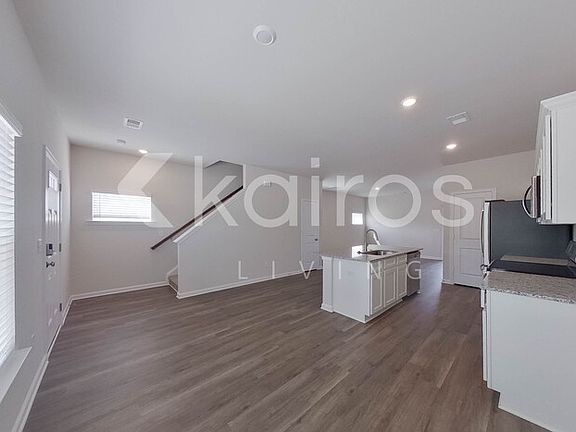 3rd image of 2401 Banyon Cir