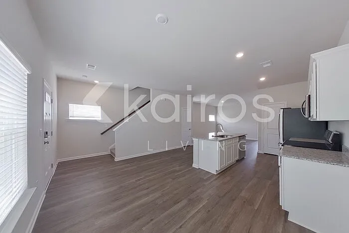 2401 Banyon Cir — Photo 3