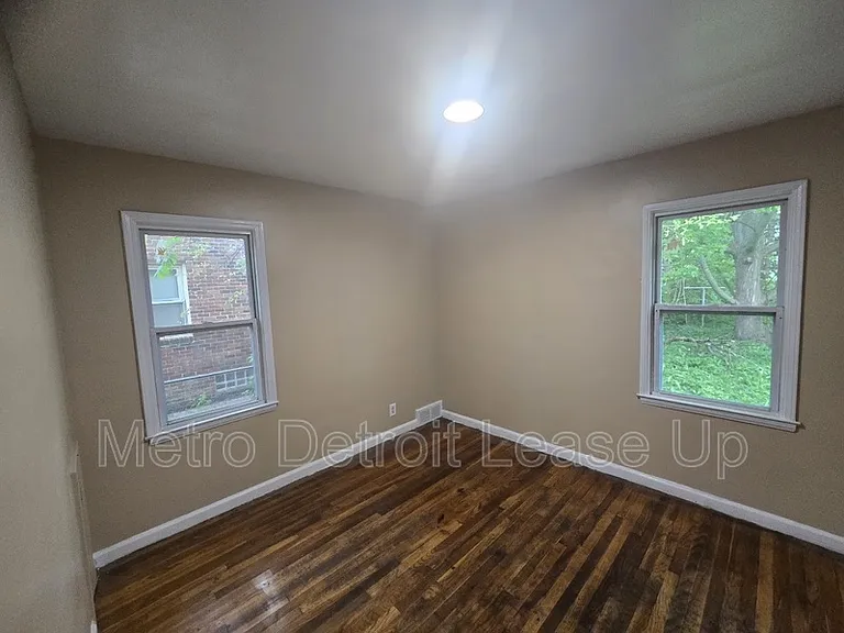 11035 Worden St — Photo 5