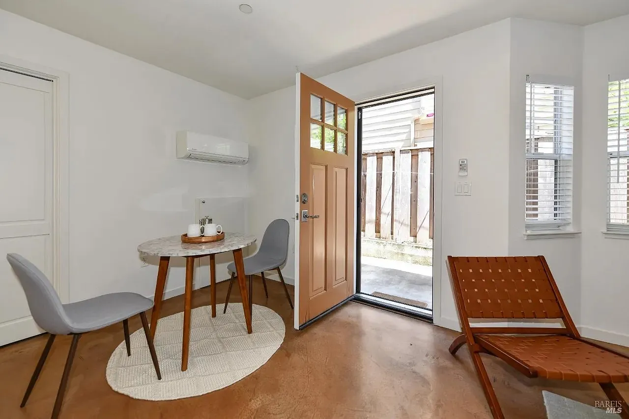 Studio, 420 sqft, $1,900 — Photo 1