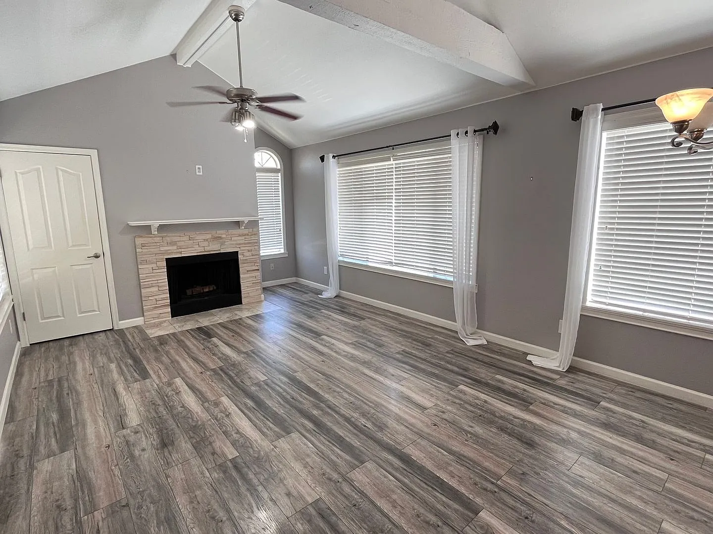 Vaulted ceilings in gated community w/garage — Photo 1