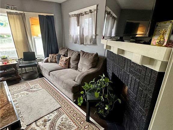 3rd image of 11913 Shadeland Ave