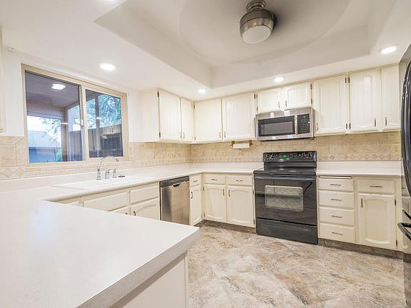 3rd image of 989 Leisure World