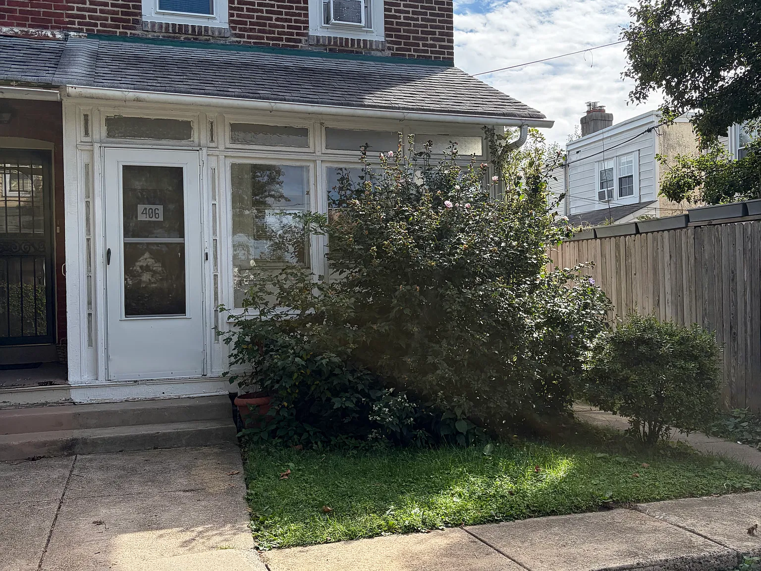 3 bed, 988 sqft, $2,100 — Photo 1