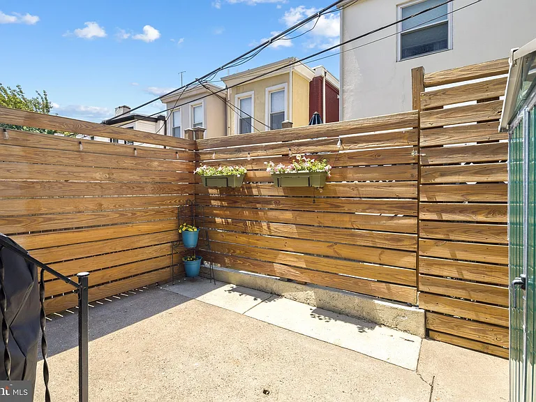 880 N Myrtlewood St — Photo 20
