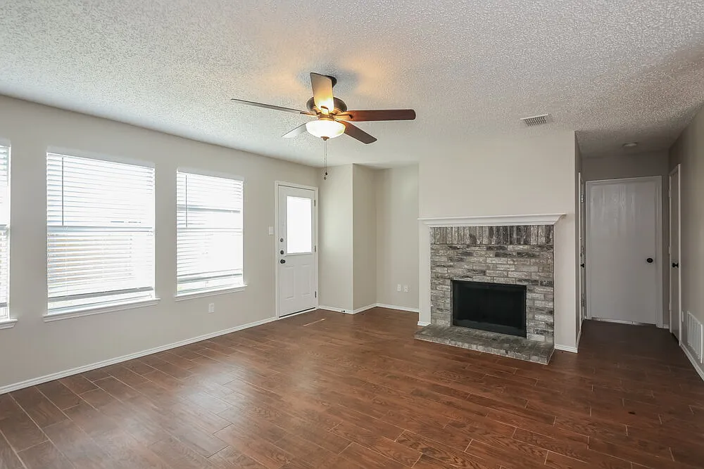 3 bed, 2.0 bath, 1593 sqft, $2,080 — Photo 4