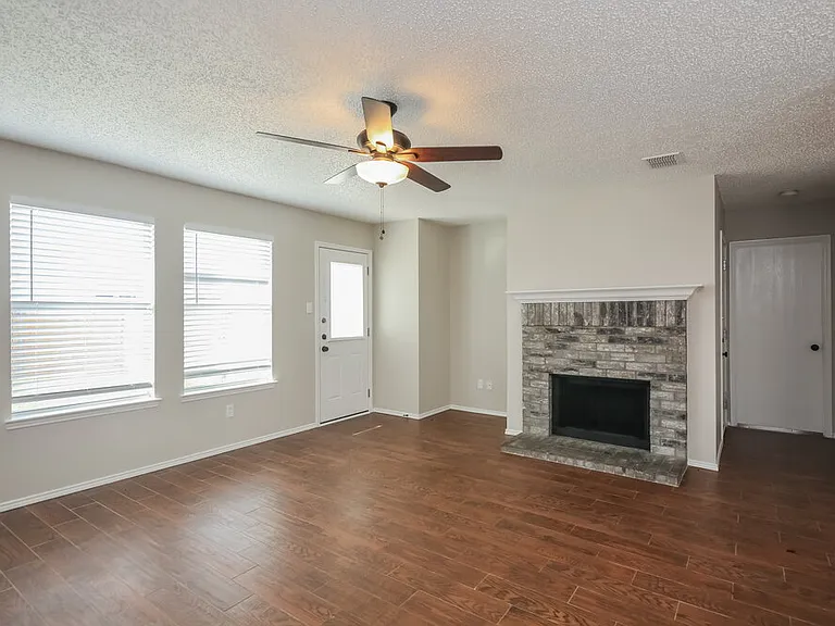 2813 McIntosh Ct — Photo 4