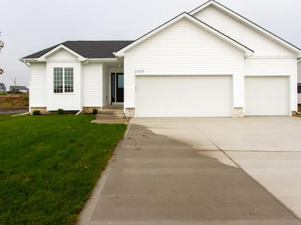 2909 Primrose Ln, Pella, IA 50219