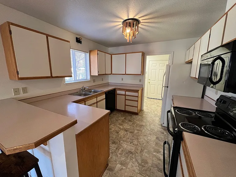 1355 NW Davenport Ave — Photo 7
