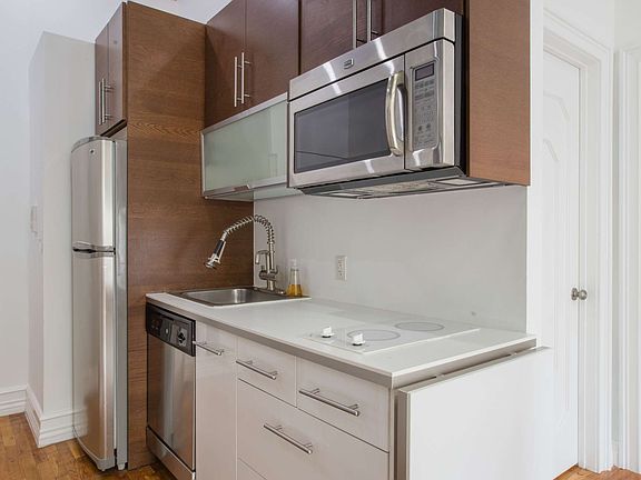 3rd image of 131 Christopher St #2B