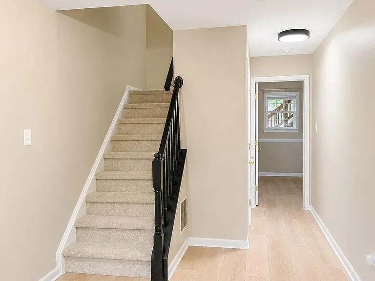 706 Vanderbilt Ter SE — Photo 2