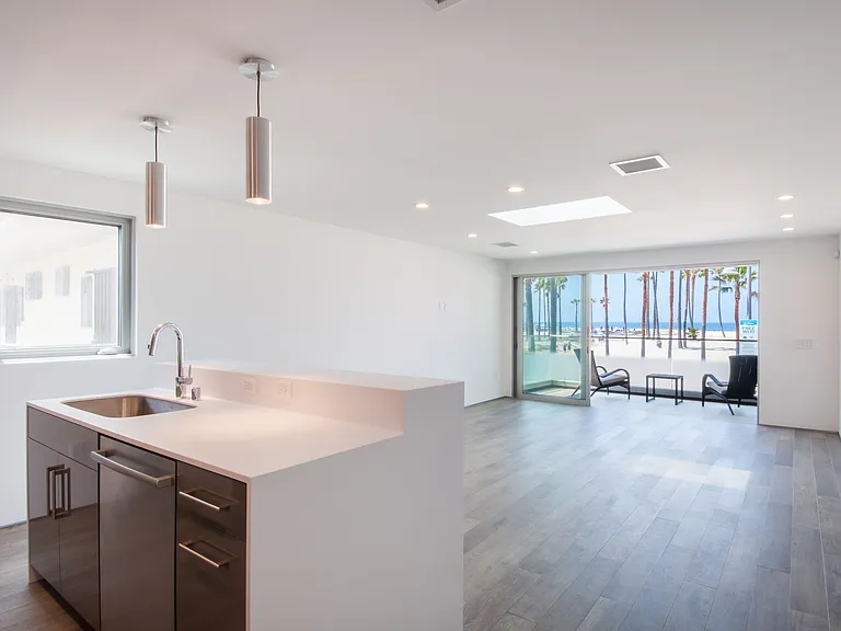 1309 S Ocean Front Walk #A — Photo 13