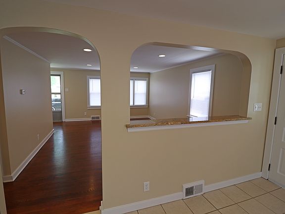4th image of 372 Berkley St