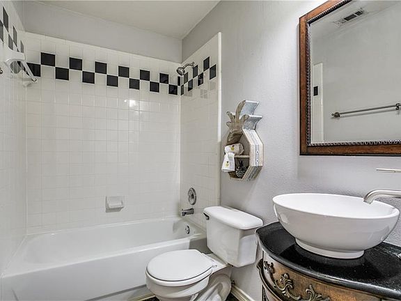4th image of 3016 Berkshire Ln