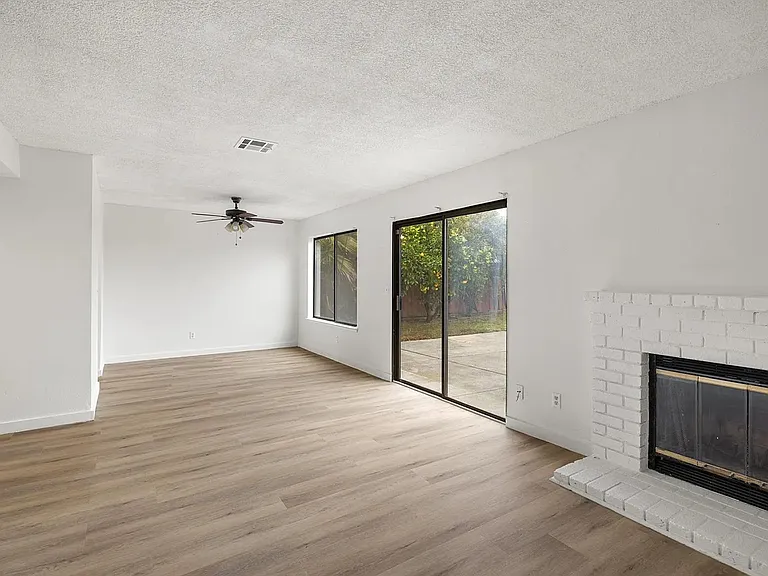 995 Matthew Ct — Photo 11