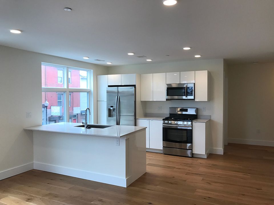 2nd image of 250 Meridian St #1
